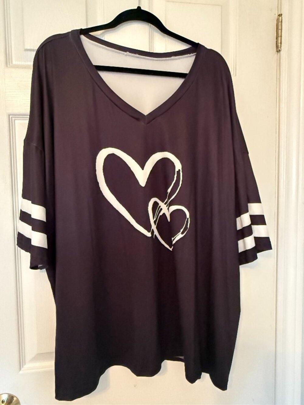 Plus Size 6XL Heart Graphic V-Neck Top